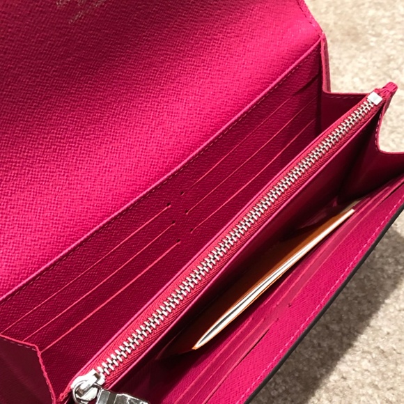 LOUIS VUITTON Wallet - Picture 12 of 13